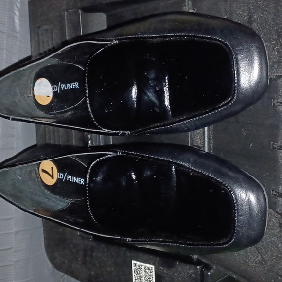 Donald J. Pliner Halia Black Patent Leather Flats. 7 - Picture 1 of 6